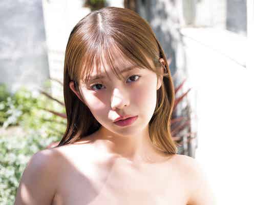 菊地姫奈、豊満バスト際立つチューブトップ水着姿披露