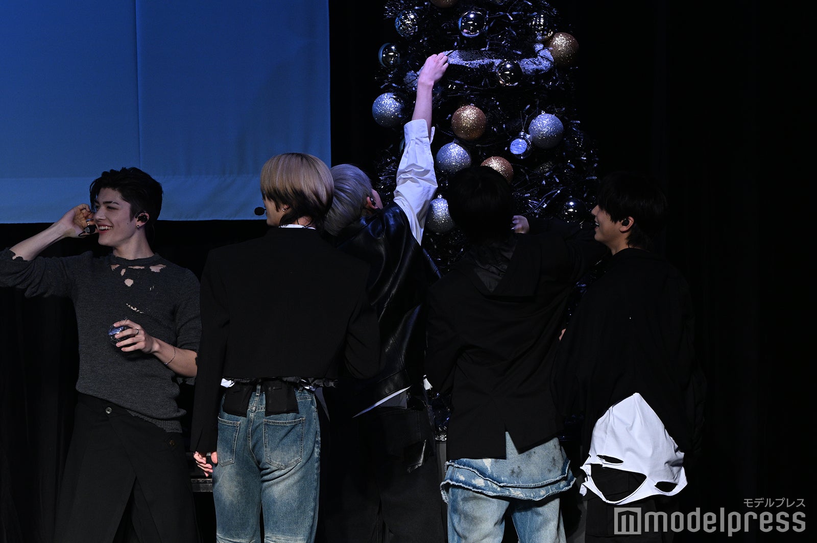 ツリーを飾り付ける&TEAMメンバー（C）モデルプレス