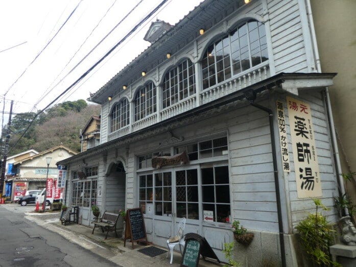 大正モダンな薬師湯の旧館。レトロなカフェ「震湯カフェ」として利用できます（2020年3月撮影）