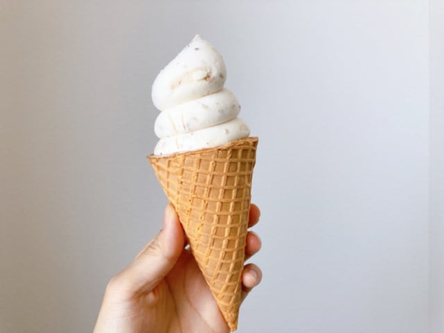 アーモンド好きさん必見の濃厚アーモンドワッフルコーン。