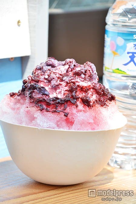 「南アルプスヴィレッジ」で販売される「埜庵」監修のかき氷/「3種のベリーソース~ミルクを添えて~ストロベリー・ラズベリー・ブルーベリー」