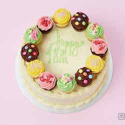 ホールケーキにカップケーキを乗せたParty Cake（特注）／画像提供：A＆S＆R