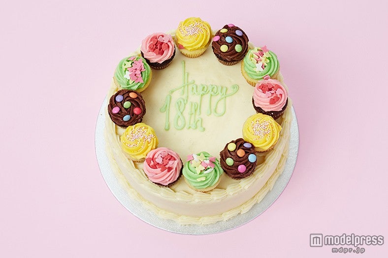 ホールケーキにカップケーキを乗せたParty Cake（特注）／画像提供：A＆S＆R
