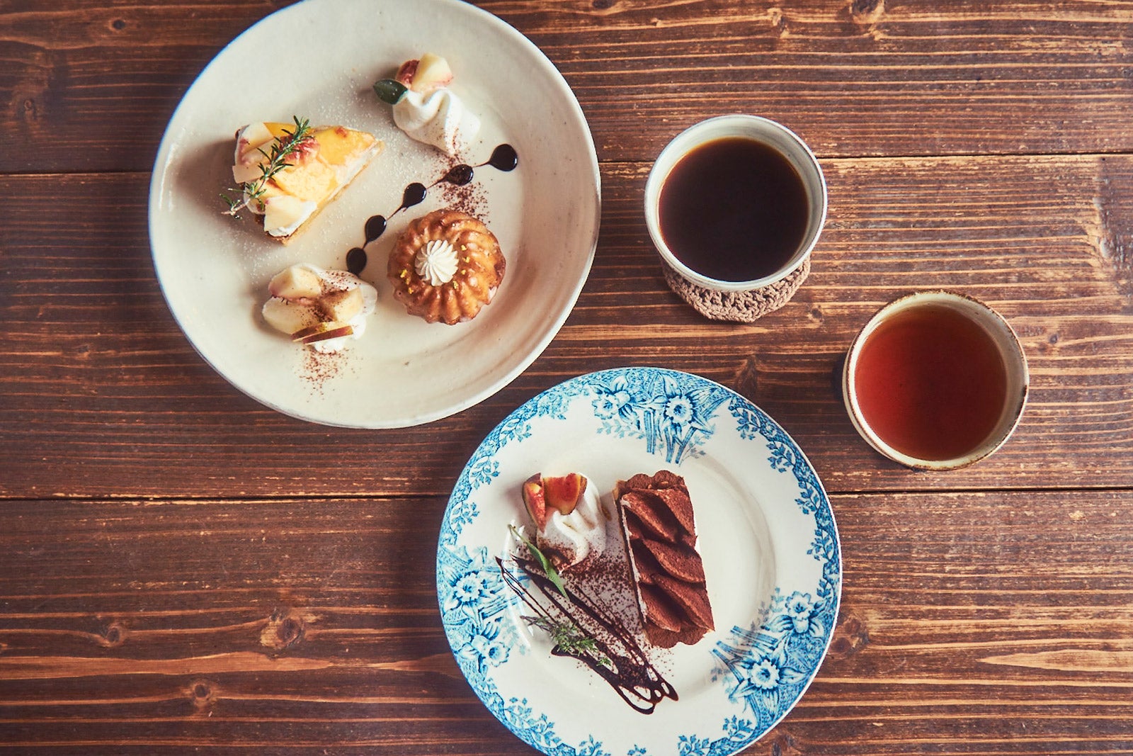 ケーキのプレート（上）と、デザートのセット（下）。どちらも好みのケーキやタルトが選べます（C）モデルプレス