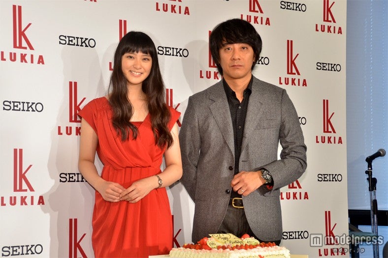 武井咲（左）と山崎まさよし（右）