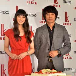 武井咲(左)と山崎まさよし(右)