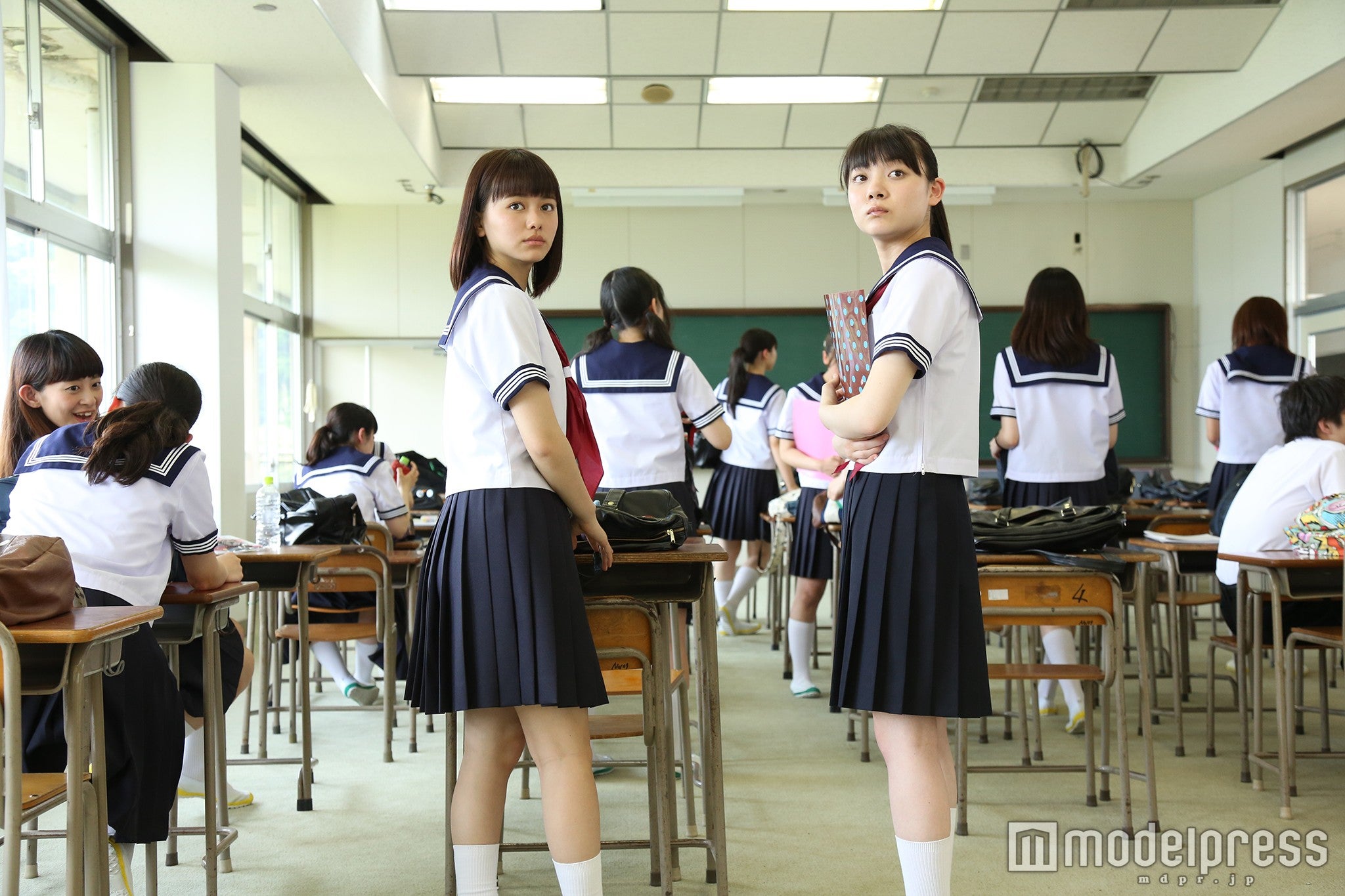 山本舞香・三浦透子／映画「桜ノ雨」より（C）2015 halyosy、藤田遼、雨宮ひとみ、スタジオ・ハードデラックス／PHP研究所／『桜ノ雨』製作委員会