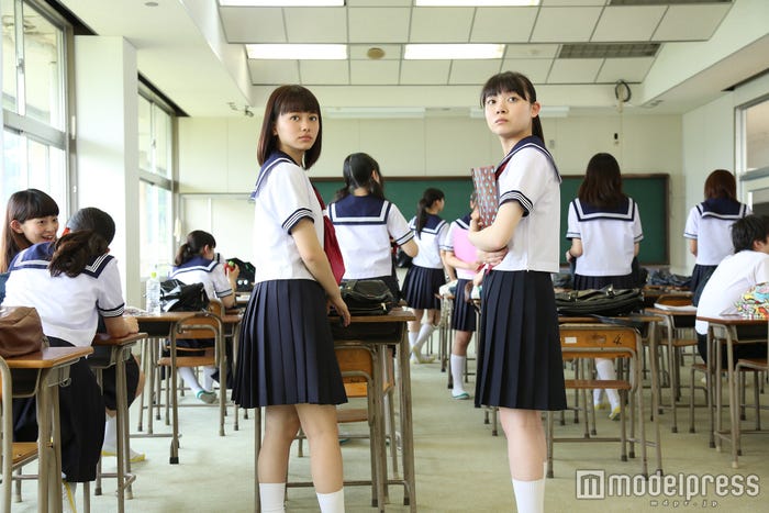 山本舞香・三浦透子/映画「桜ノ雨」より(C)2015 halyosy、藤田遼、雨宮ひとみ、スタジオ・ハードデラックス/PHP研究所/『桜ノ雨』製作委員会