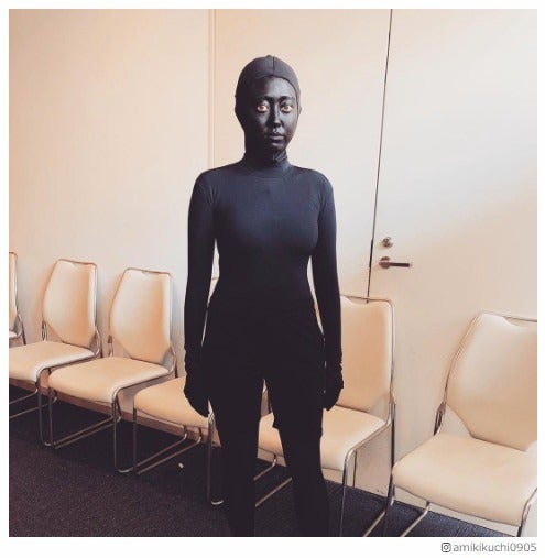 菊地亜美“破壊力抜群”黒塗り黒タイツ姿に反響「こういうところ大好き」