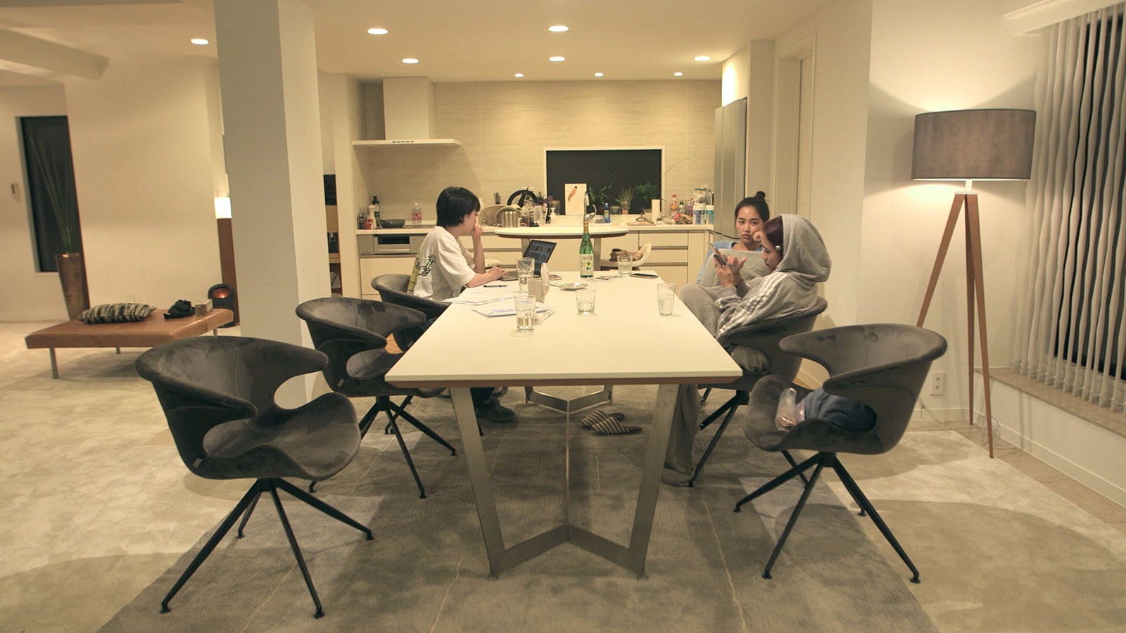 香織、春花、莉咲子「TERRACE HOUSE TOKYO 2019-2020」5th WEEK（C）フジテレビ／イースト・エンタテインメント