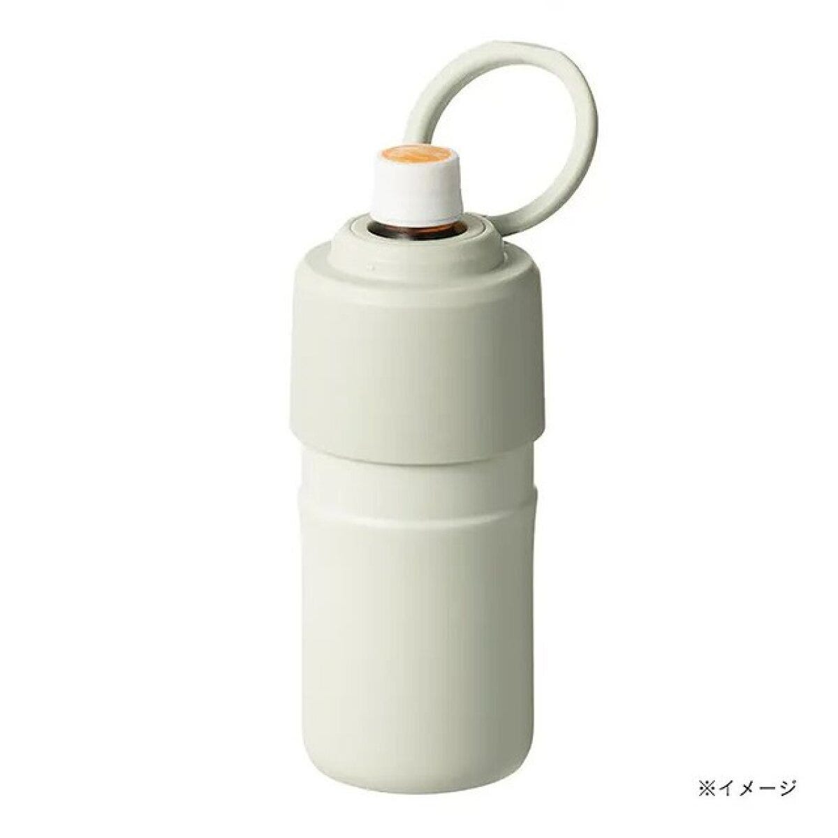 白い保冷保温ボトルホルダー。上部に持ち手が付いている。