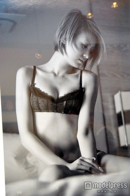 南明奈／写真展「akina-mono-chrome」より