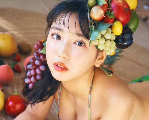 沢口愛華、瑞々しい美ボディ披露 果物に囲まれ魅せる
