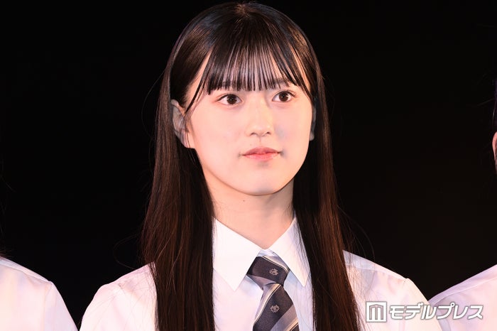 AKB48メンバー、ミニスカ×ハイソックスの美脚コーデ「脚が長い」「等身バランス完璧」