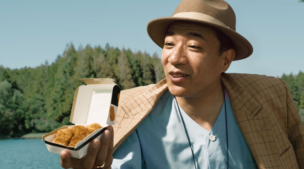 塙宣之／新TVCM「スパイシーチキンマックナゲット黒胡椒ガーリック『大人はつらいよ登場』篇」より（提供写真）