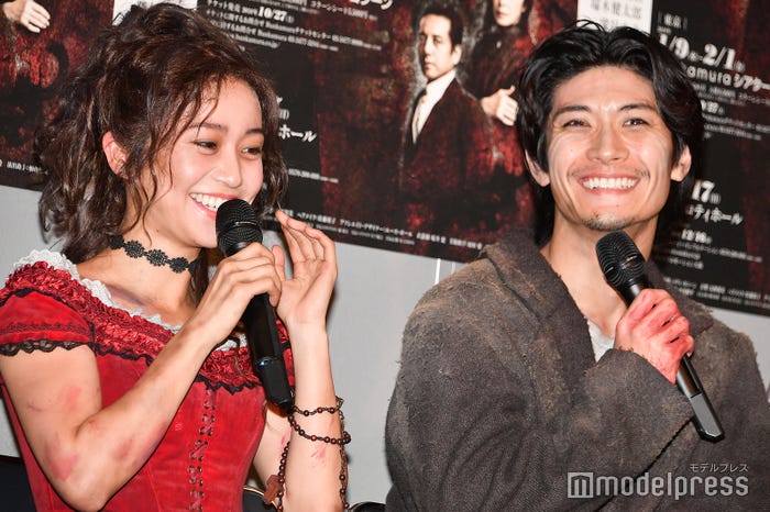 お互いにエピソードを暴露されて照れる大島優子、三浦春馬 (C)モデルプレス