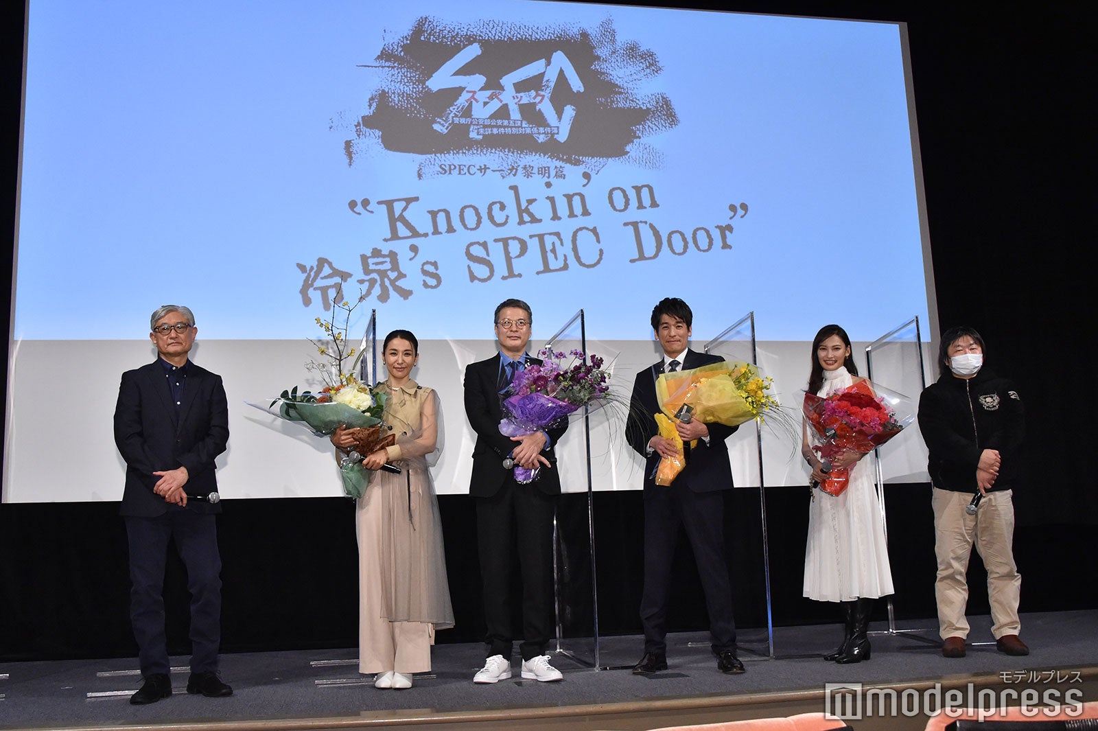 （左から）堤幸彦監督、鈴木紗理奈、田中哲司、佐藤隆太、大政絢、植田博樹プロデューサー（C）モデルプレス