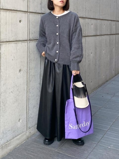 レディース　コーディネート　コーデ　着こなし　トレンド　おしゃれ　お洒落　オシャレ　2023　冬　黒スカート　スカート　黒　ブラック　カーディガン　グレー