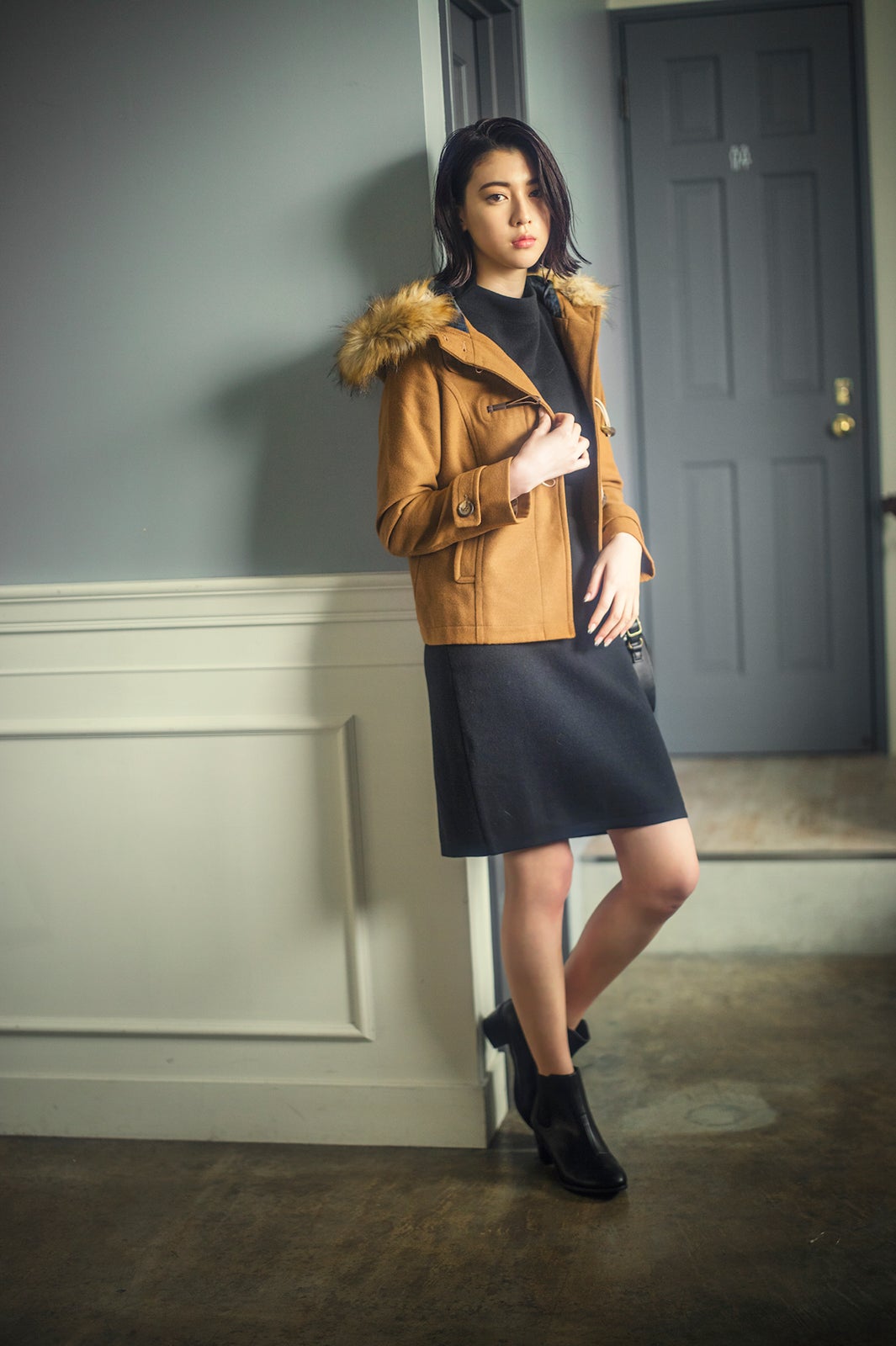 ショートダッフルコート\4,990、ニットセットアップ\4,990、ショルダーバッグ\3,990、サイドゴアブーツ\7,400／以上earth music＆ecology（C）TOPLOG