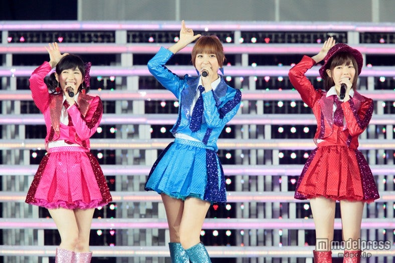 渡辺麻友、篠田麻里子、島崎遥香／「AKB48 2013真夏のドームツアー～まだまだ、やらなきゃいけないことがある～」福岡公演1日目より（C）AKS