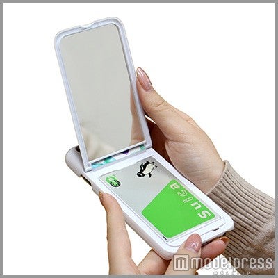 鏡もICカードもスッキリ収まっているのが嬉しい「iCompact」