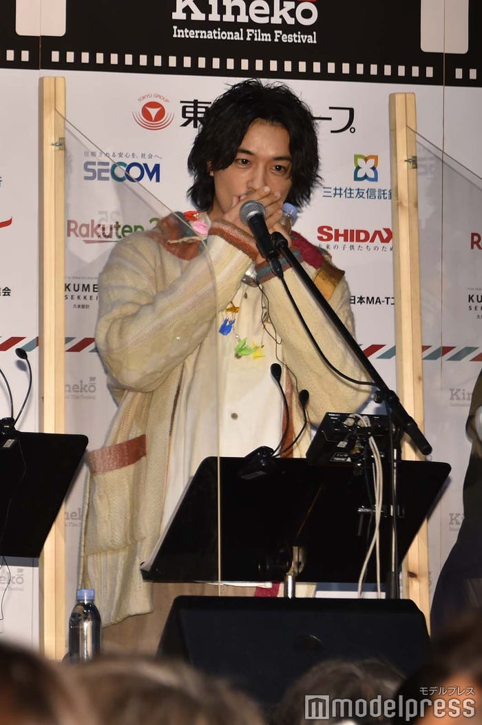 生吹き替え前にキネコ恒例の上映開始前のポーズをする斎藤工 (C)モデルプレス