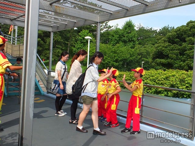 元気よくゲストにあいさつ(c)Disney