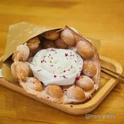 ワッフルとジェラートローズのセット(75$)/バラの花びらのトッピングが女子心をくすぐります(C)モデルプレス