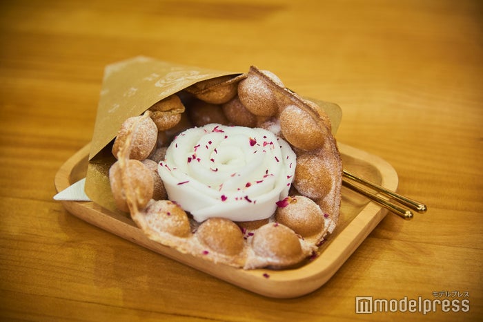 ワッフルとジェラートローズのセット(75$)/バラの花びらのトッピングが女子心をくすぐります(C)モデルプレス