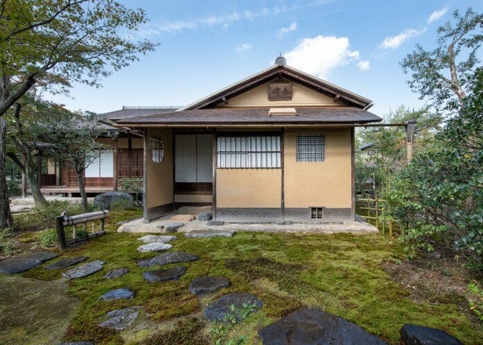 有楽苑にある国宝茶室「如庵」。宿泊者はカードキーを見せると無料で見学できる（写真提供：名古屋鉄道株式会社）