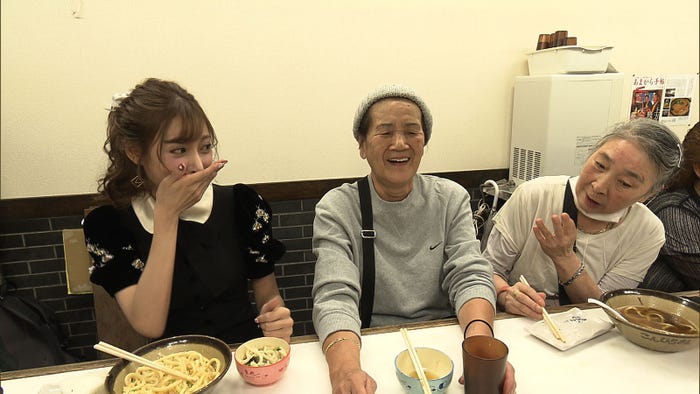 明日花キララ、大阪のおばあちゃんと相席(写真提供:朝日放送テレビ)