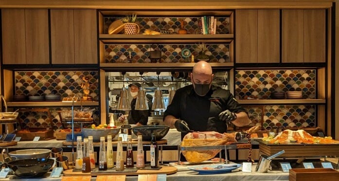 ビュッフェコーナーでは、地元の人気ベーカリーのパンや、愛知県の絹姫サーモンを含めた、各地のサーモンの食べ比べなども提供する（ホテルインディゴ犬山有楽苑）