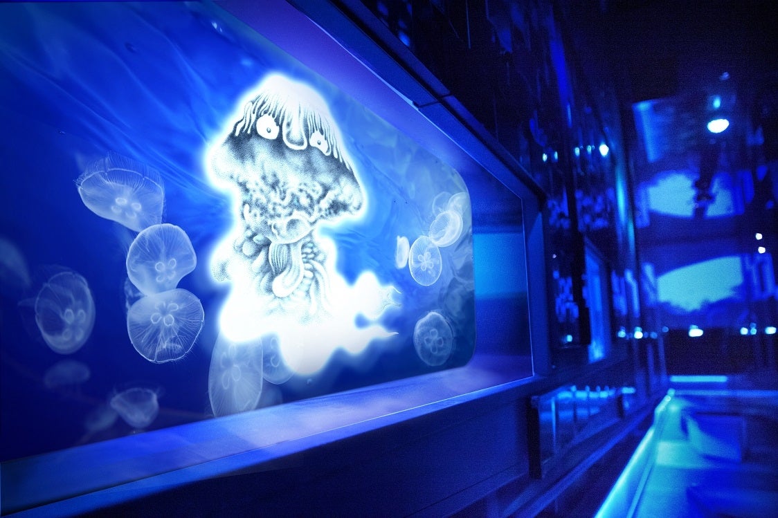 すみだ水族館×水木しげる「クラゲ万華鏡トンネル」が背筋も凍るホラー空間に！水の妖怪が不気味に浮遊