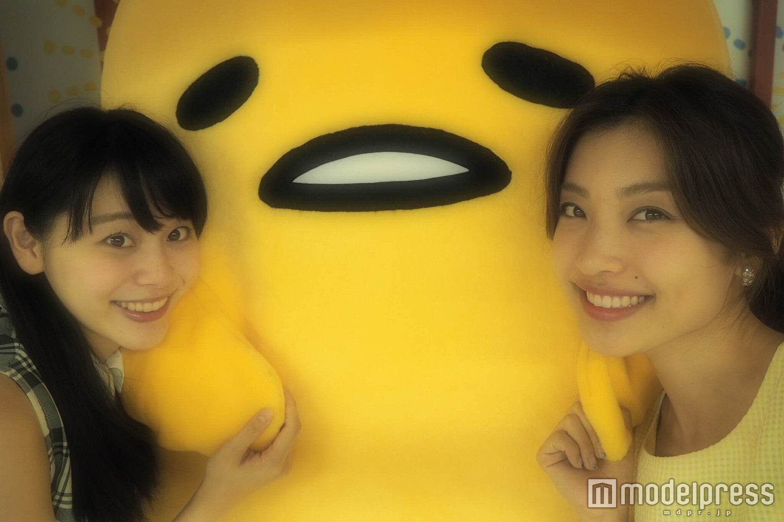 友達同士で楽しく自撮りも（C）2016 SANRIO CO．，LTD．