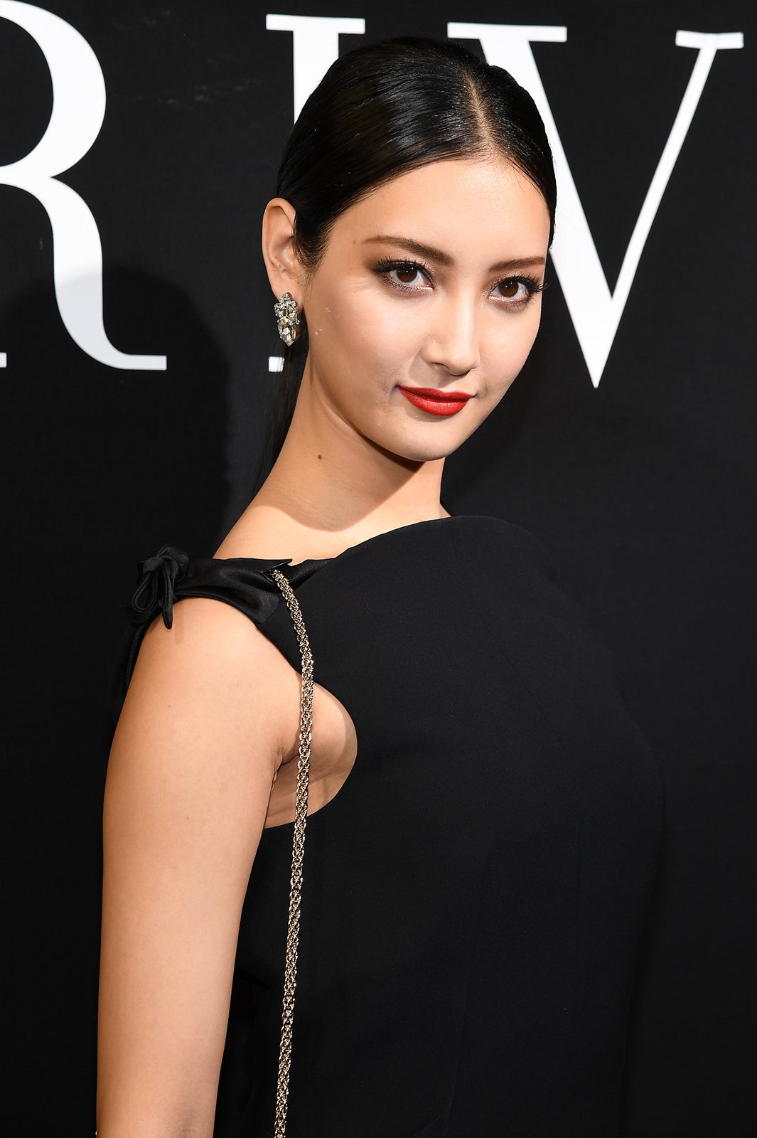 ＜菜々緒inパリ＞黒のスリットドレスで大人の色気 太眉＆アイシャドウで目力強調