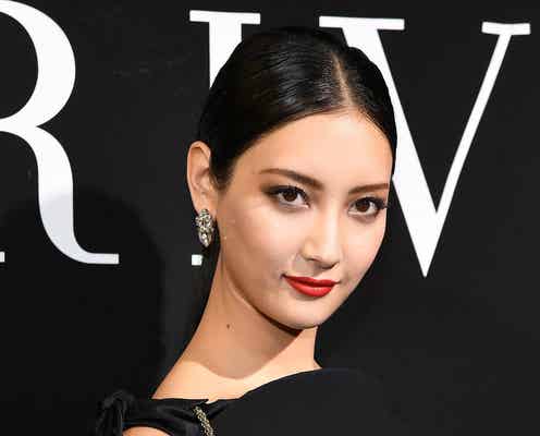 <菜々緒inパリ>黒のスリットドレスで大人の色気 太眉&アイシャドウで目力強調