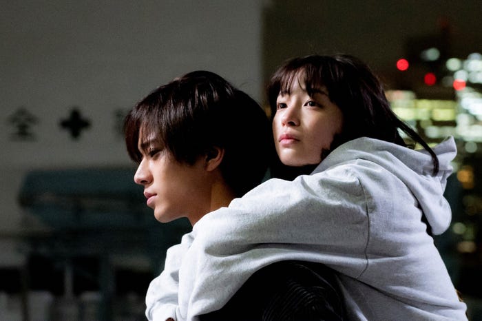 永瀬廉、広瀬すず/「夕暮れに、手をつなぐ」第1話より(C)TBS