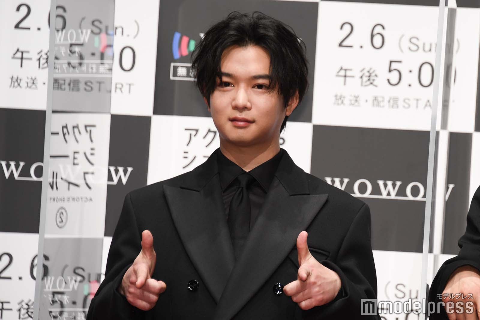 指差しポーズをリクエストされたがバッキュンポーズになっている千葉雄大 （C）モデルプレス