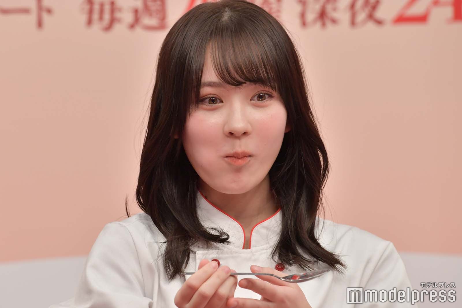 ケーキを試食する畑芽育（C）モデルプレス