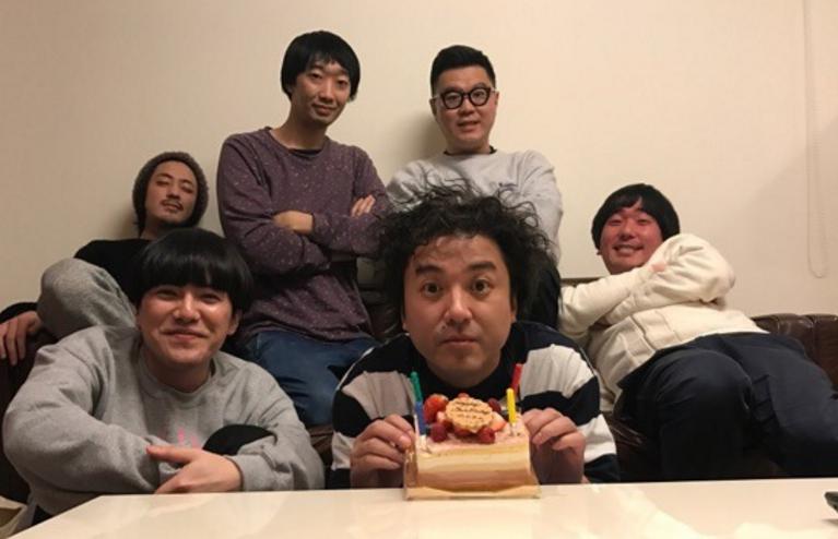 （中央）ムロツヨシ、（左下から）ラブレターズ溜口、若葉、ラバーガール大水、シソンヌ長谷川、本多力の“芸人系ムロ会”（ムロツヨシTwitterより）