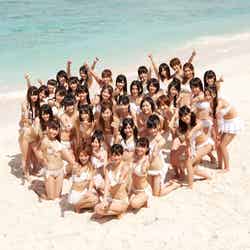 新曲「真夏のSounds good !」に参加した白いビキニ姿のAKB48選抜メンバー36人（C）[You，Be Cool！ ／ KING RECORDS]