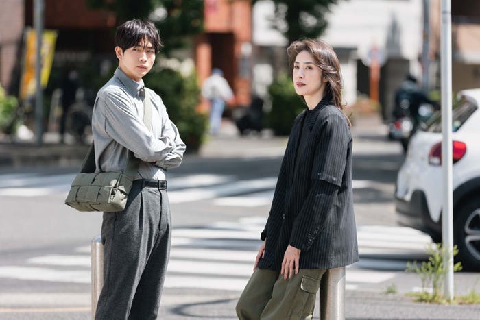 松下洸平、天海祐希「合理的にあり得ない~探偵・上水流涼子の解明~」第9話より(C)カンテレ