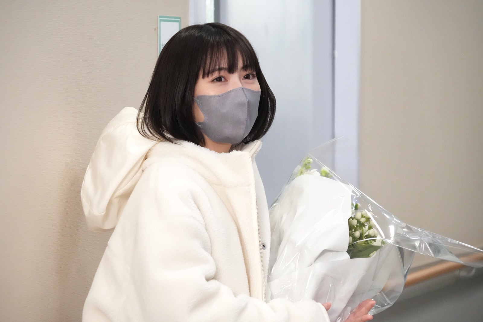 浜辺美波「ドクターホワイト」クランクアップ　勝地涼・片桐仁らから歓声上がる