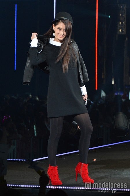 ロンドンガールな着こなしを披露したダレノガレ明美