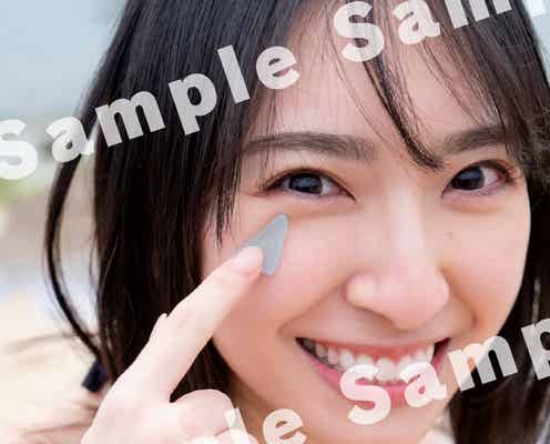 金村美玖、水着姿で日向坂46ロゴマーク風のシーグラス発見「テンションが上がった」ポストカード第3弾公開<羅針盤>
