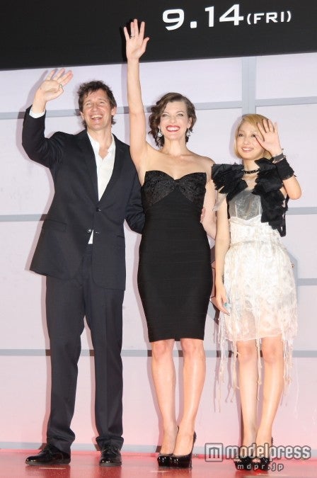 ミラは黒のミニドレス、中島美嘉は白のシフォンワンピ「バイオ」ワールドプレミア開催
