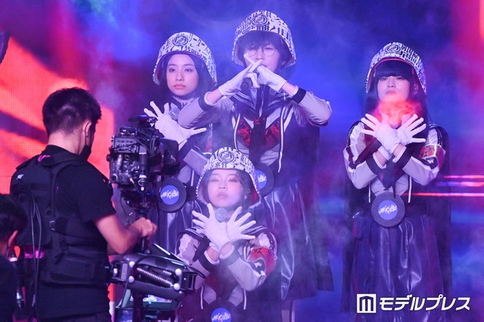 新しい学校のリーダーズ、“特撮”モチーフでマントにメッセージ 2年連続出演【第66回輝く！日本レコード大賞】