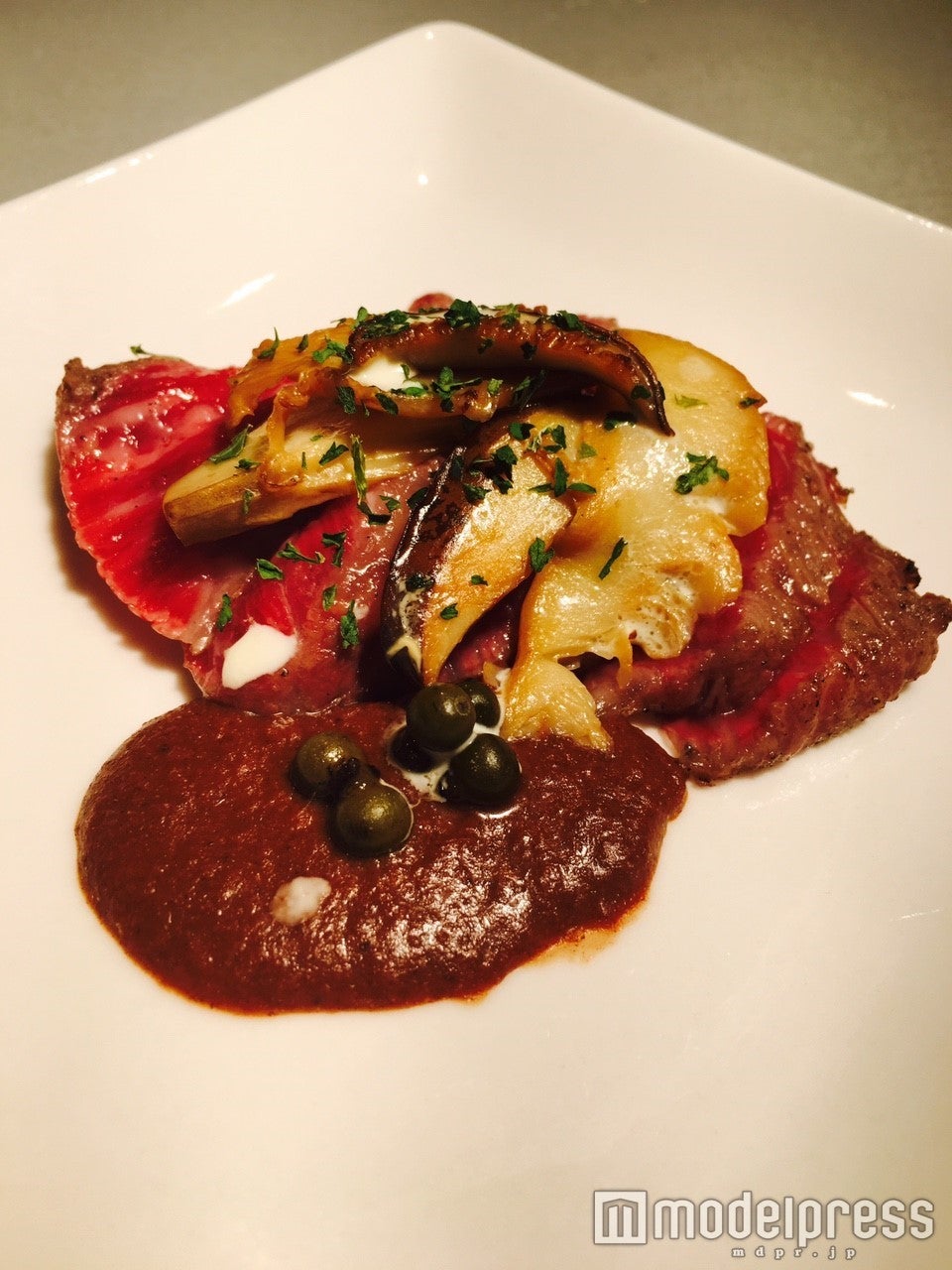 肉チカ、メニュー：「鮑茸とシャトーブリアンのタタキ」／画像提供：プロキューブ