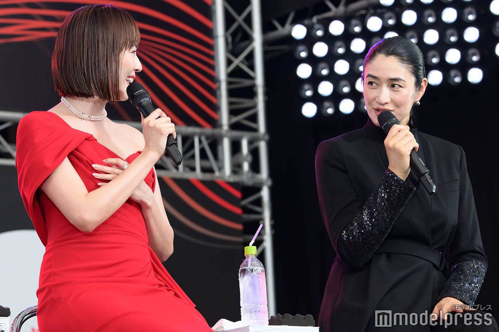 比嘉愛未、小雪（C）モデルプレス