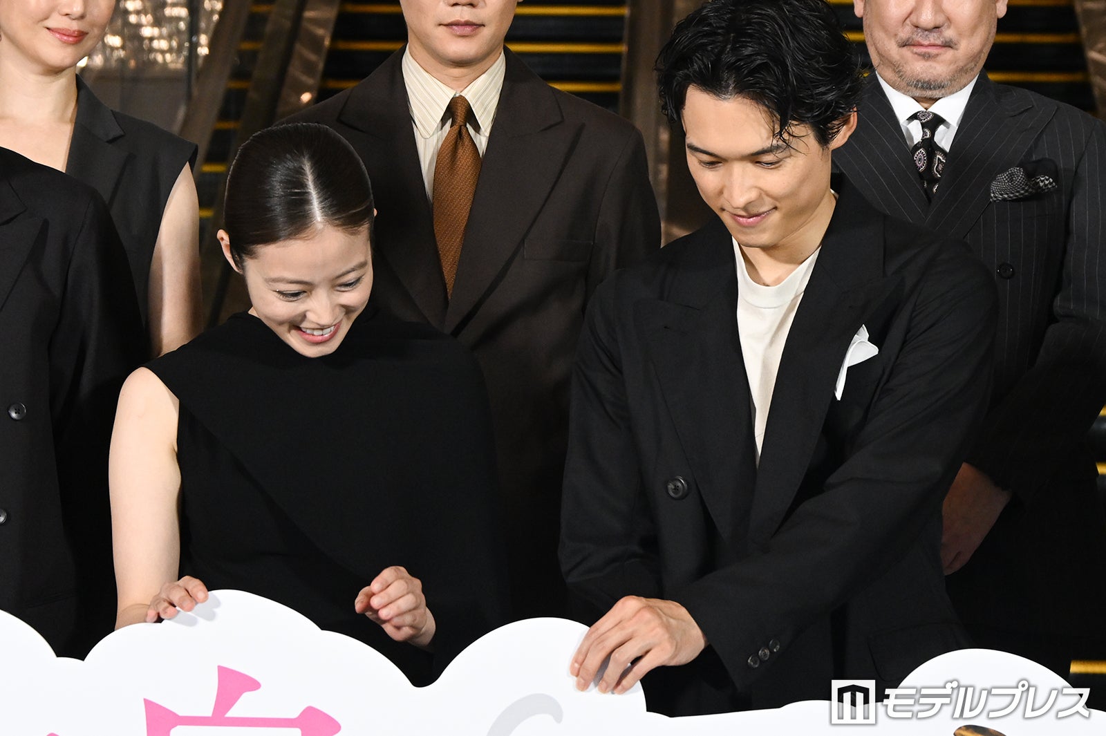 ロゴボードを触りながら楽しげに話す今田美桜、松村北斗（C）モデルプレス